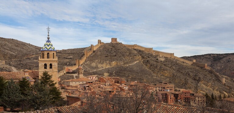 Albarracín sobre el río Guadalaviar, con la muralla en lo alto