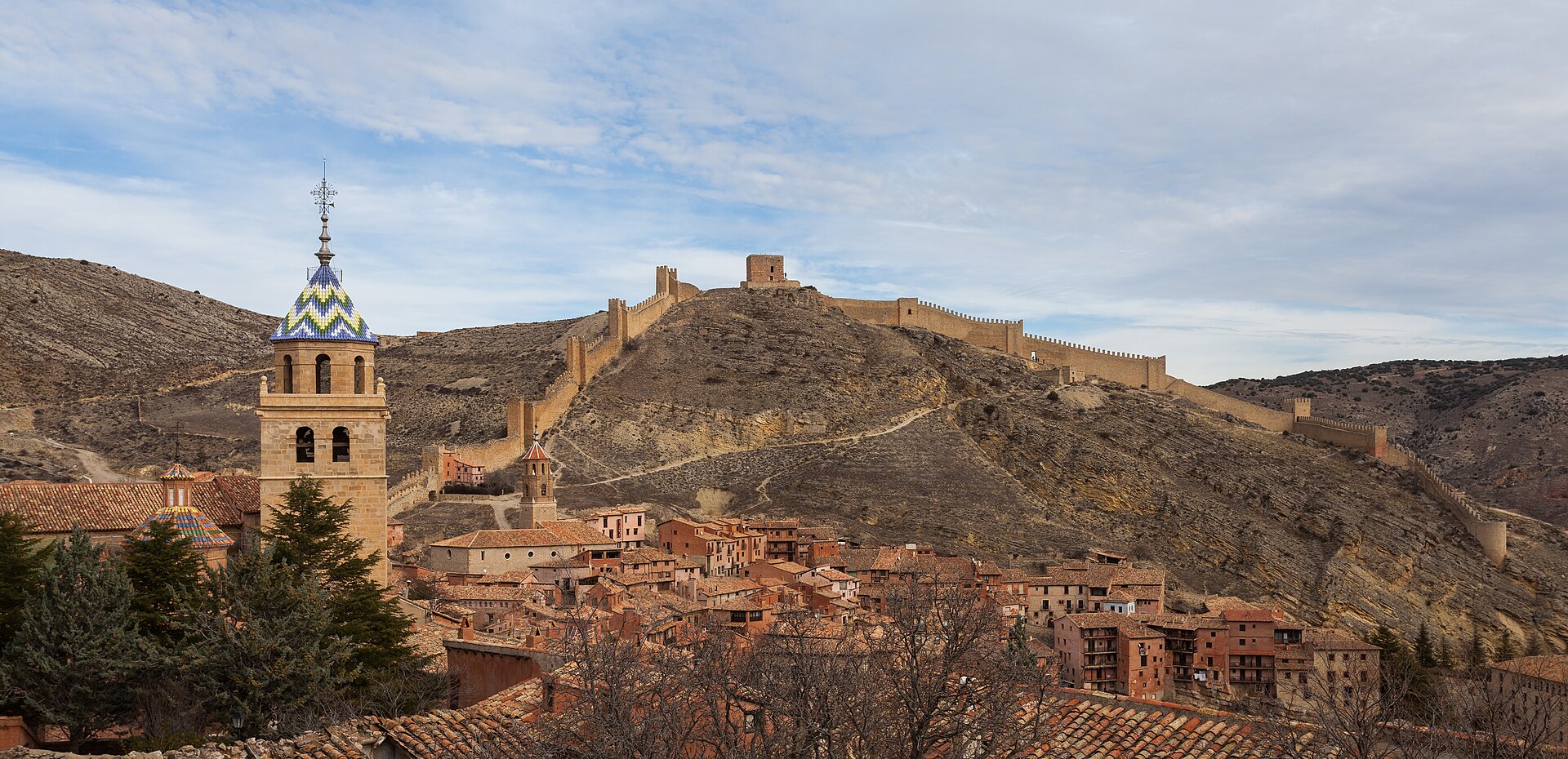 Albarracín sobre el río Guadalaviar, con la muralla en lo alto