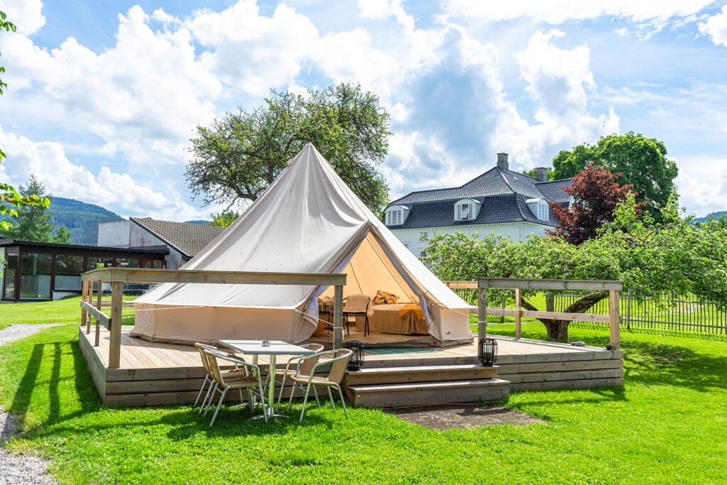 Tienda de glamping sobre tarima de madera con terraza