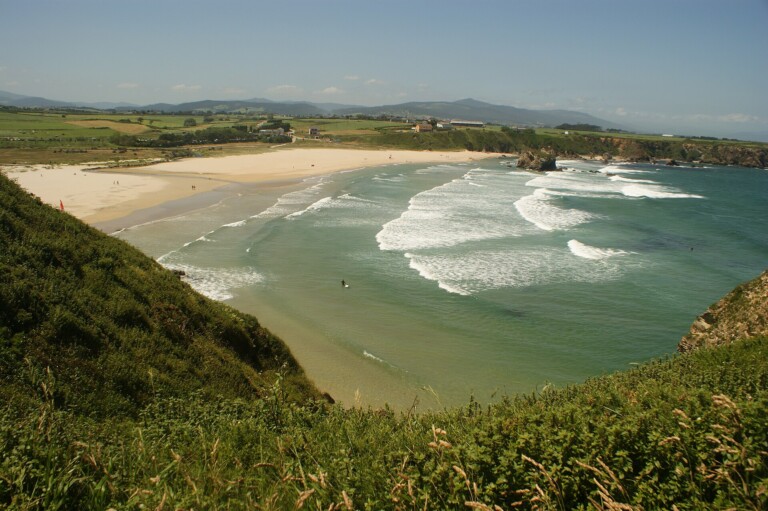 La playa de Penarronda, en Castropol, desde el acantilado