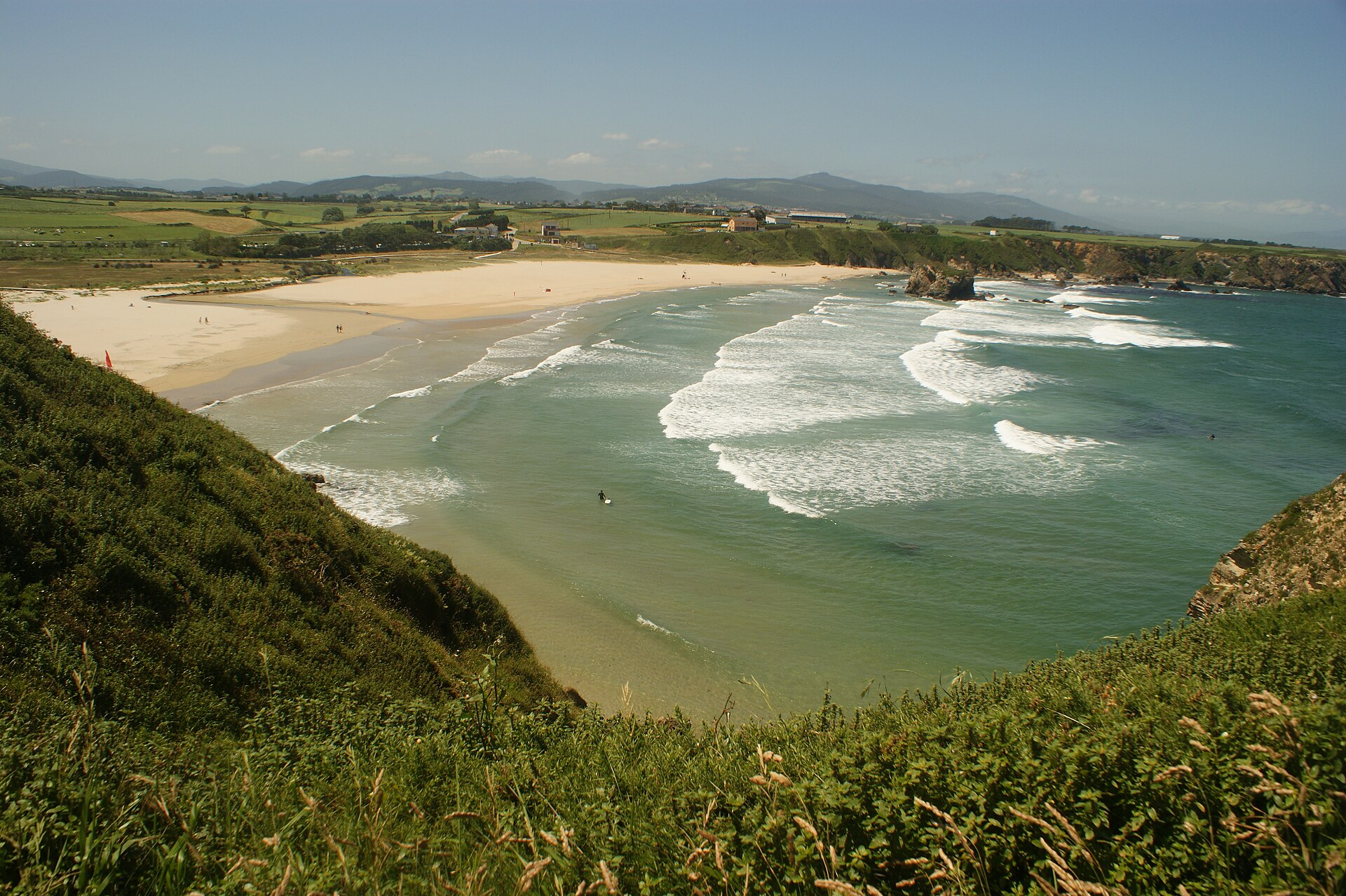 La playa de Penarronda, en Castropol, desde el acantilado