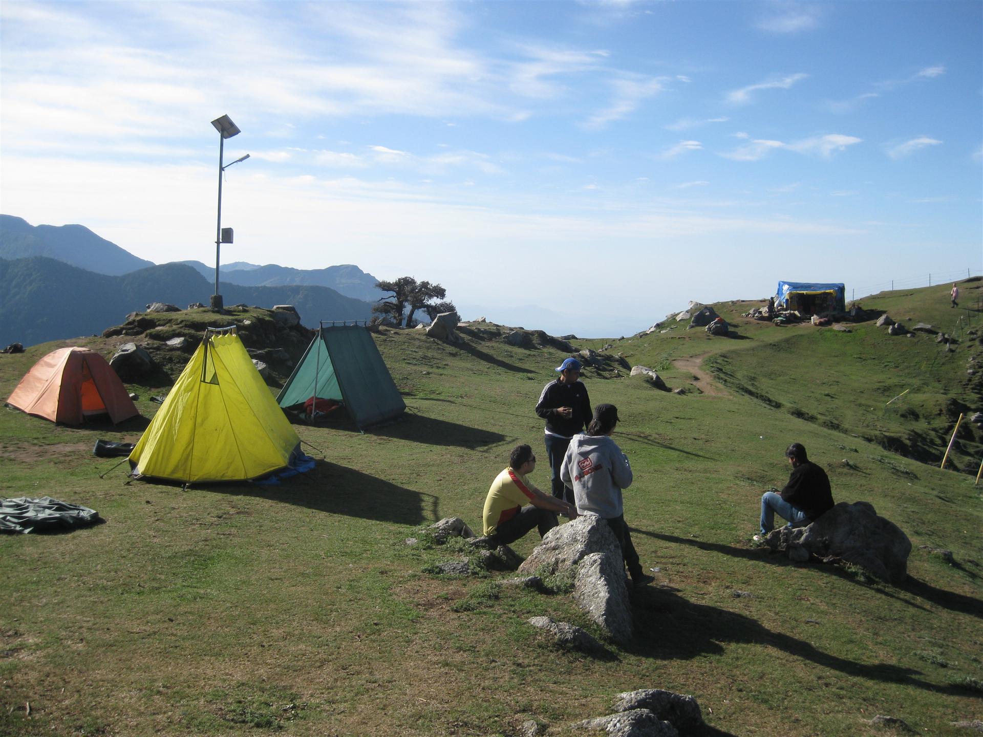 Tiendas de campaña en una pradera de montaña
