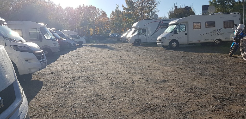 Área de autocaravanas con varias autocaravanas aparcadas