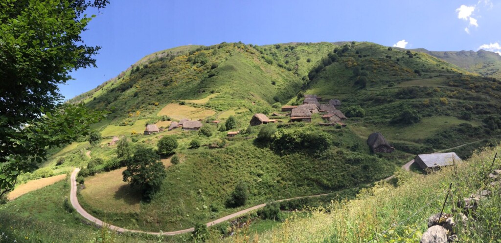 Braña de La Pornacal: ruta a los teitos de Somiedo (Asturias)