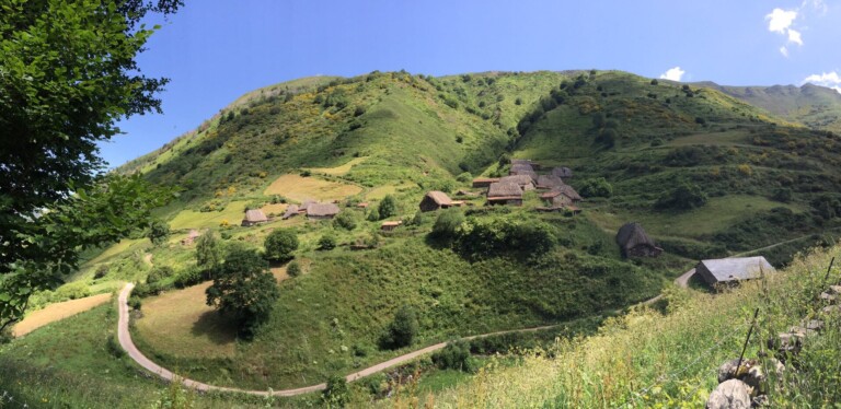 Braña de La Pornacal: ruta a los teitos de Somiedo (Asturias)