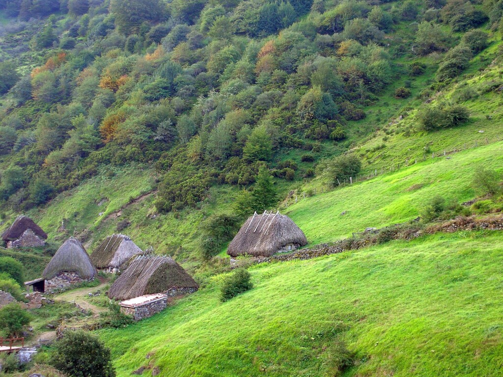 Braña de La Pornacal: ruta a los teitos de Somiedo (Asturias)