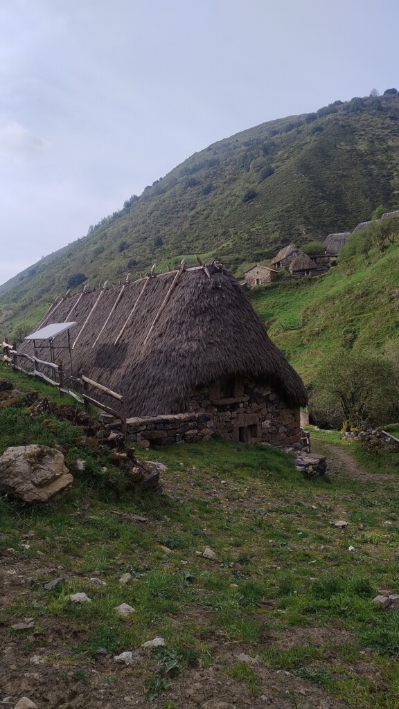 Braña de La Pornacal: ruta a los teitos de Somiedo (Asturias)