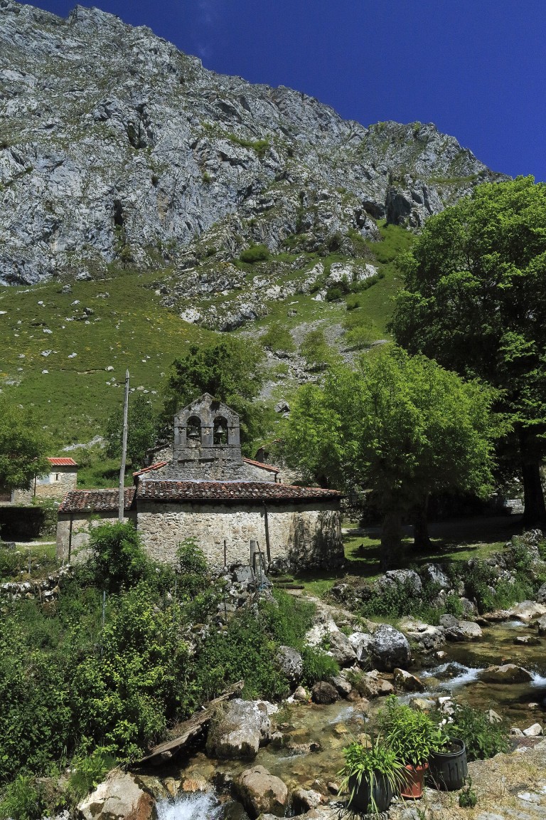 Bulnes: funicular o a pie por la Canal del Texu