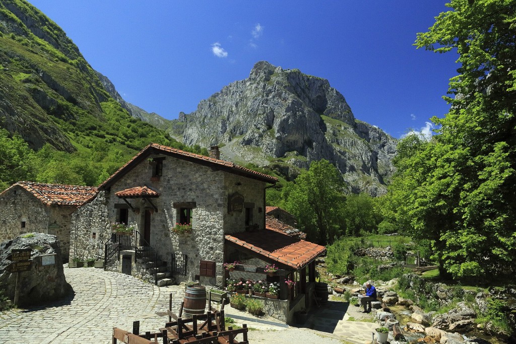 Bulnes: funicular o a pie por la Canal del Texu