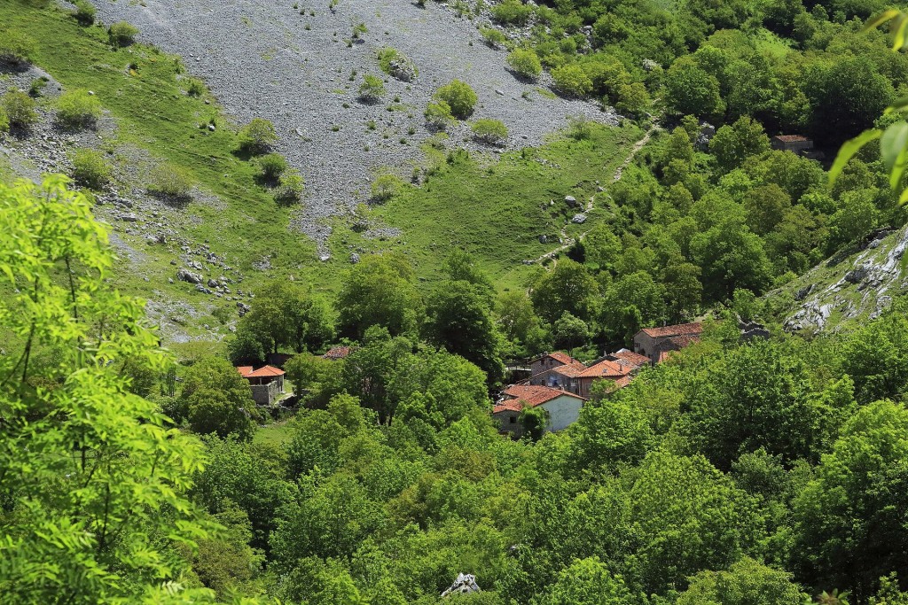 Bulnes: funicular o a pie por la Canal del Texu