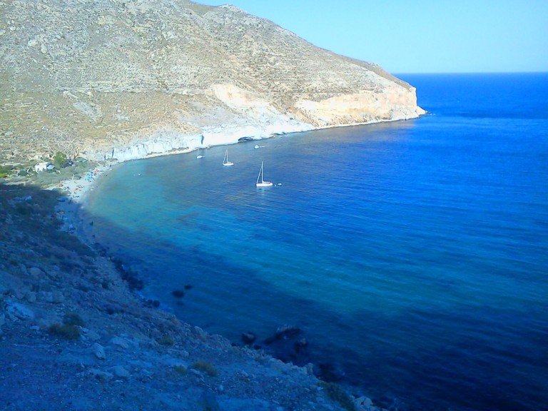Cala de San Pedro desde Las Negras, a pie o en barco