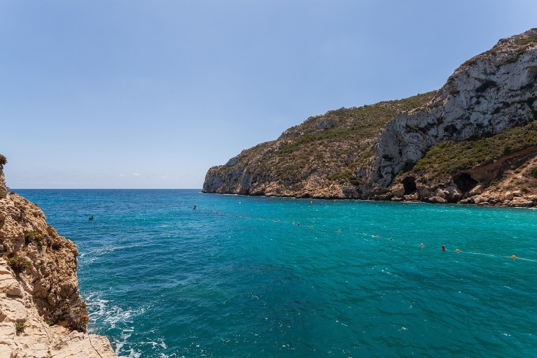 Cala de la Granadella, en Xàbia, con aguas turquesas entre acantilados