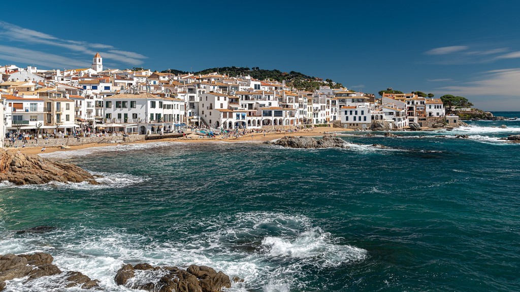 Calella de Palafrugell con sus barcas y casas blancas junto al mar
