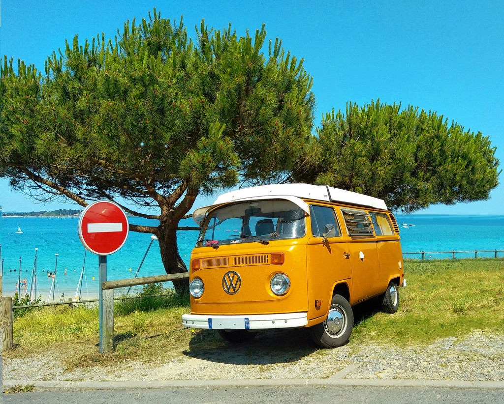 Furgoneta camper clásica aparcada junto a una playa