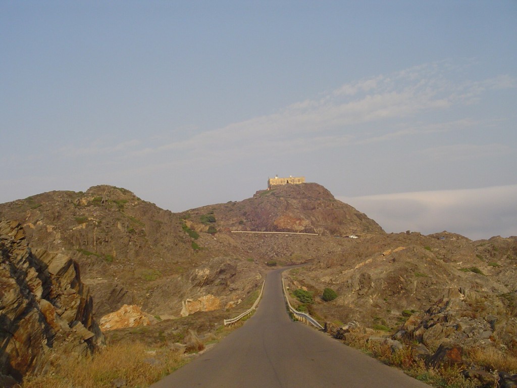 Carretera hacia el faro del Cap de Creus entre rocas