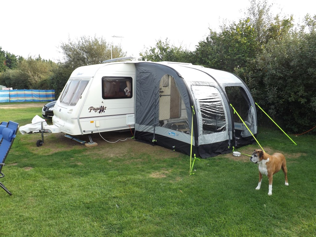 Caravana con avance hinchable en una parcela de camping