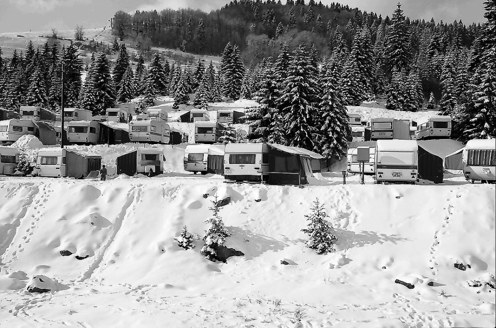Caravanas en un camping nevado de montaña