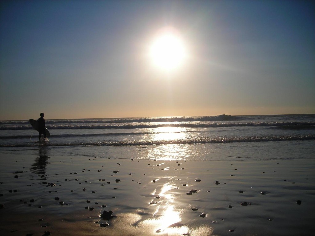 Surfista al atardecer en la playa de El Palmar