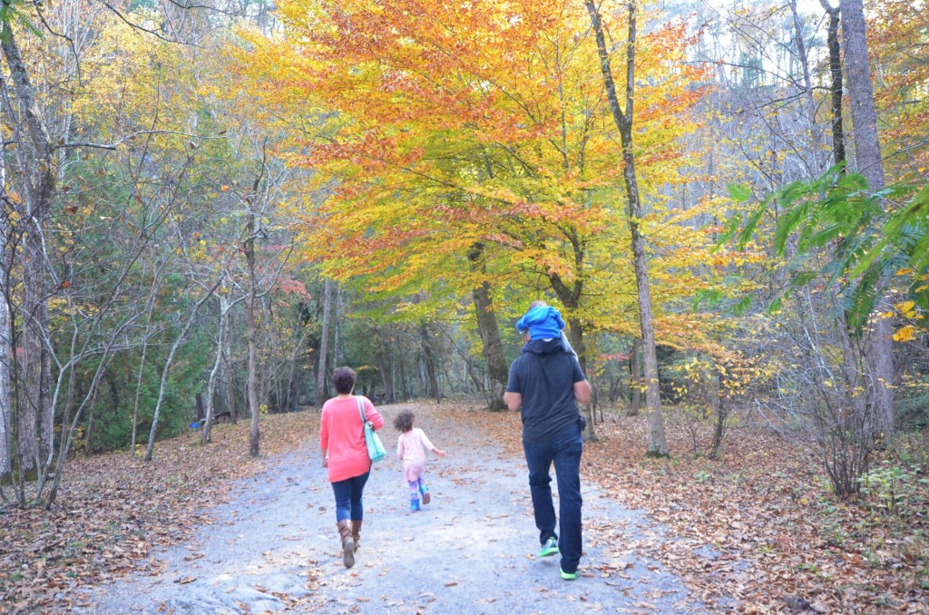 Familia con niños paseando por un sendero en otoño