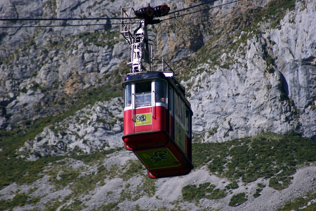 Cabina del teleférico de Fuente Dé sobre la pared