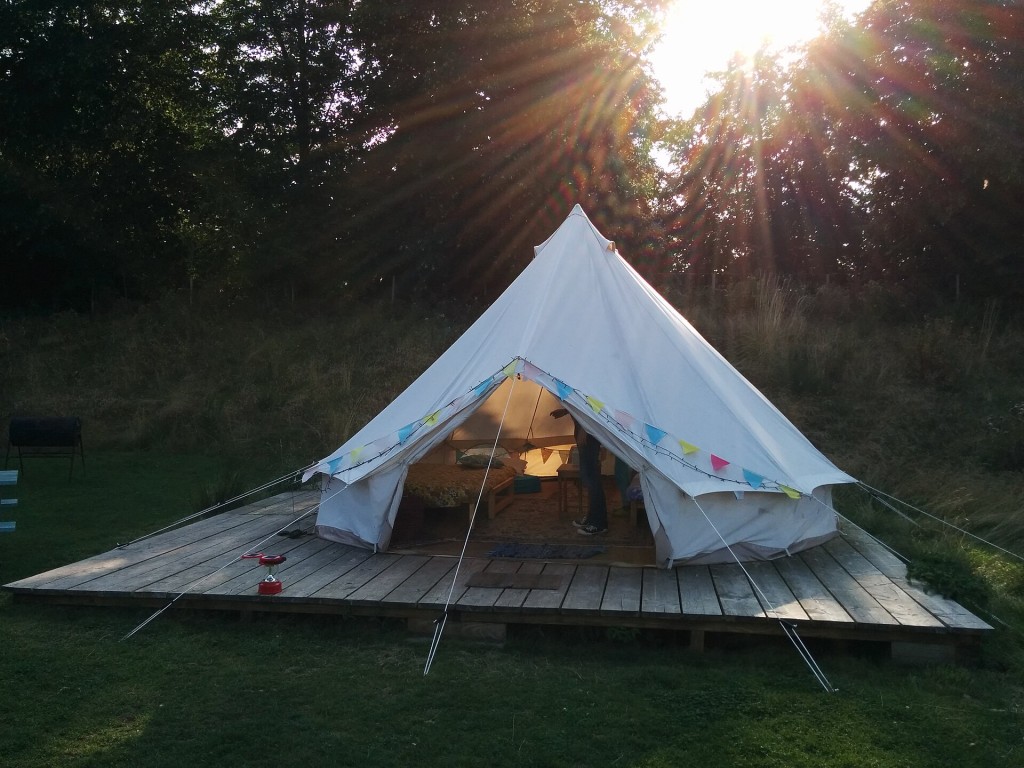 Tienda de glamping sobre tarima de madera
