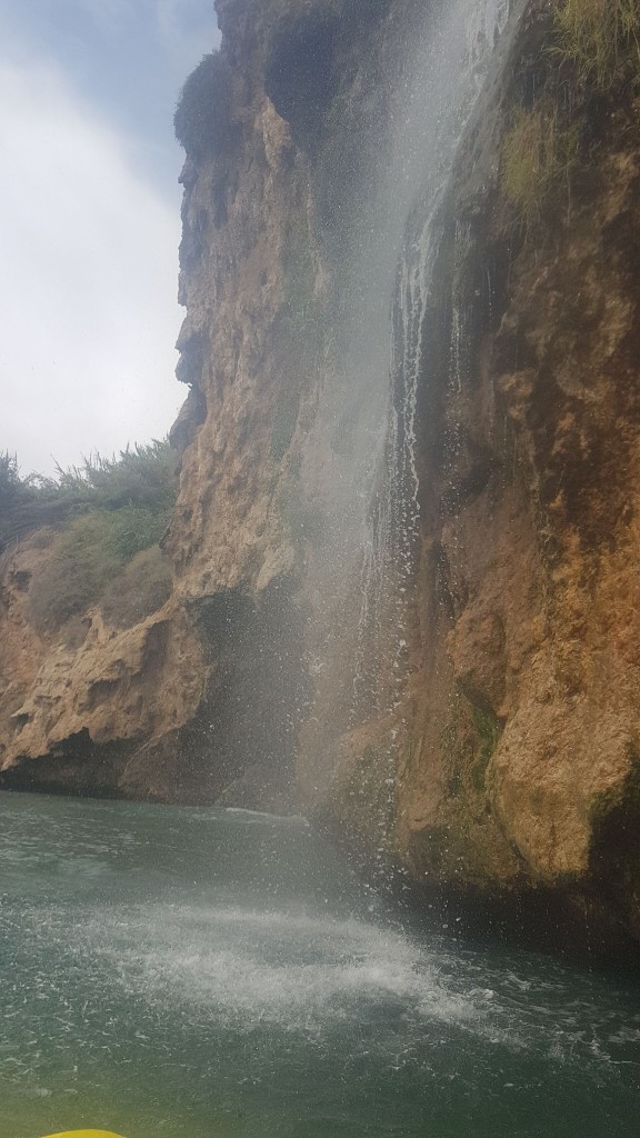 Kayak por los acantilados de Maro-Cerro Gordo y la cascada de Maro