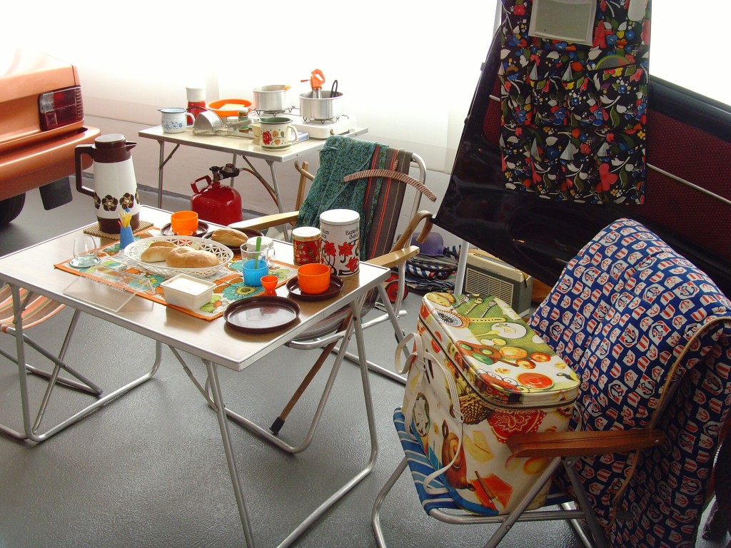 Mesa plegable de aluminio clásica de camping con el menaje preparado