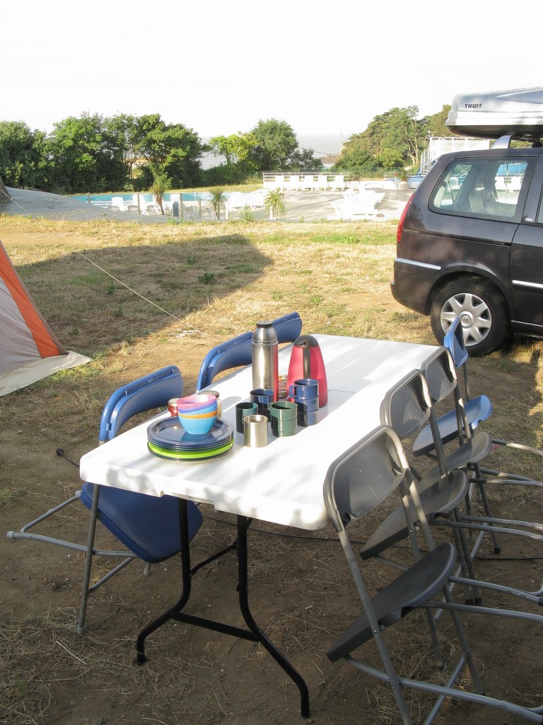 Mesa plegable con el desayuno preparado en un camping