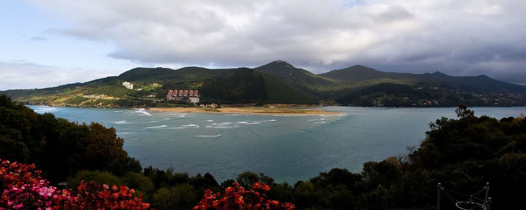 Desembocadura de la ría de Urdaibai junto a Mundaka