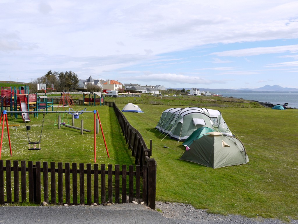 Parque infantil junto a la zona de tiendas de un camping