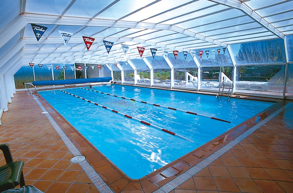 Piscina cubierta de La Marina Camping & Resort