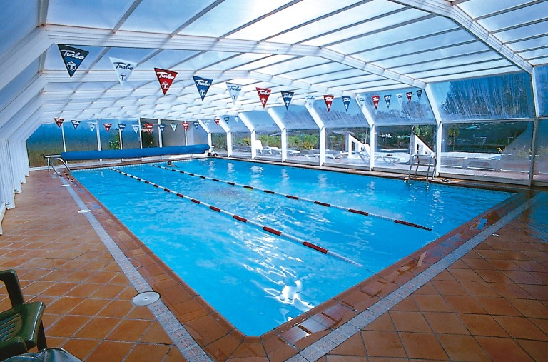 Piscina cubierta de La Marina Camping & Resort