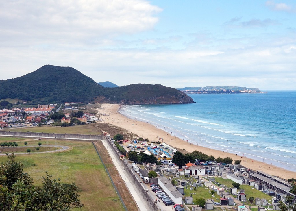 Playa de Berria, en Santoña, con el monte Buciero al fondo