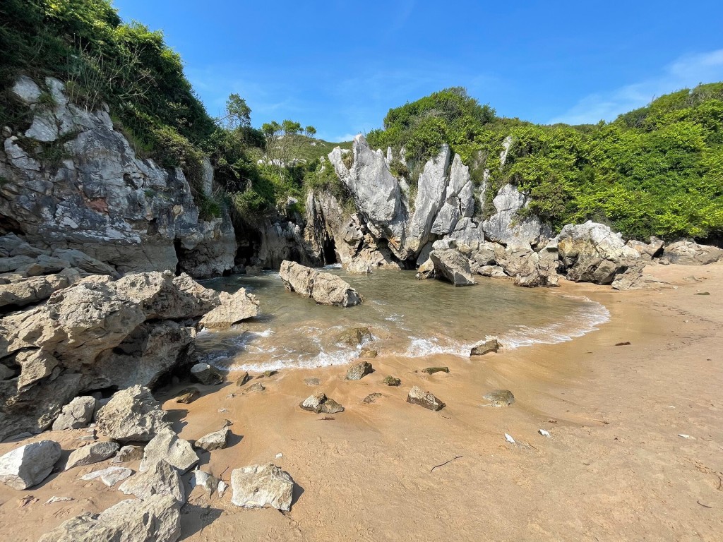 Playa de Gulpiyuri, la playa sin mar (Llanes)