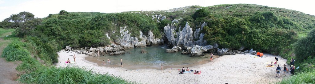 Playa de Gulpiyuri, la playa sin mar (Llanes)
