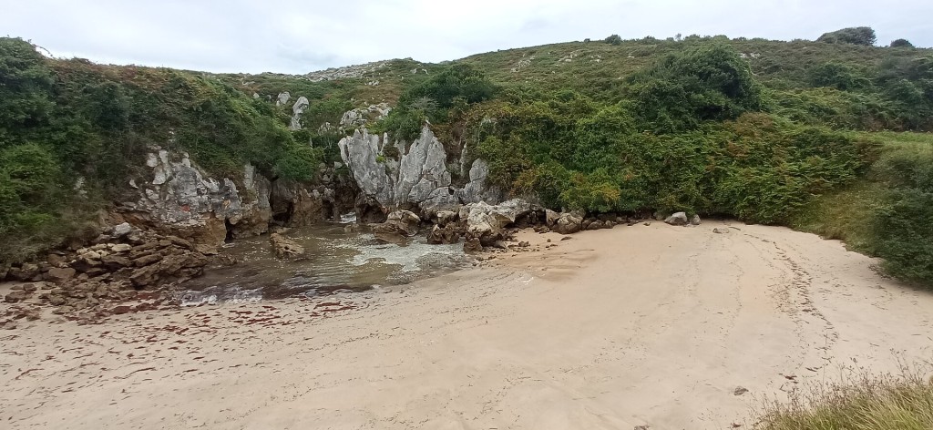 Playa de Gulpiyuri, la playa sin mar (Llanes)