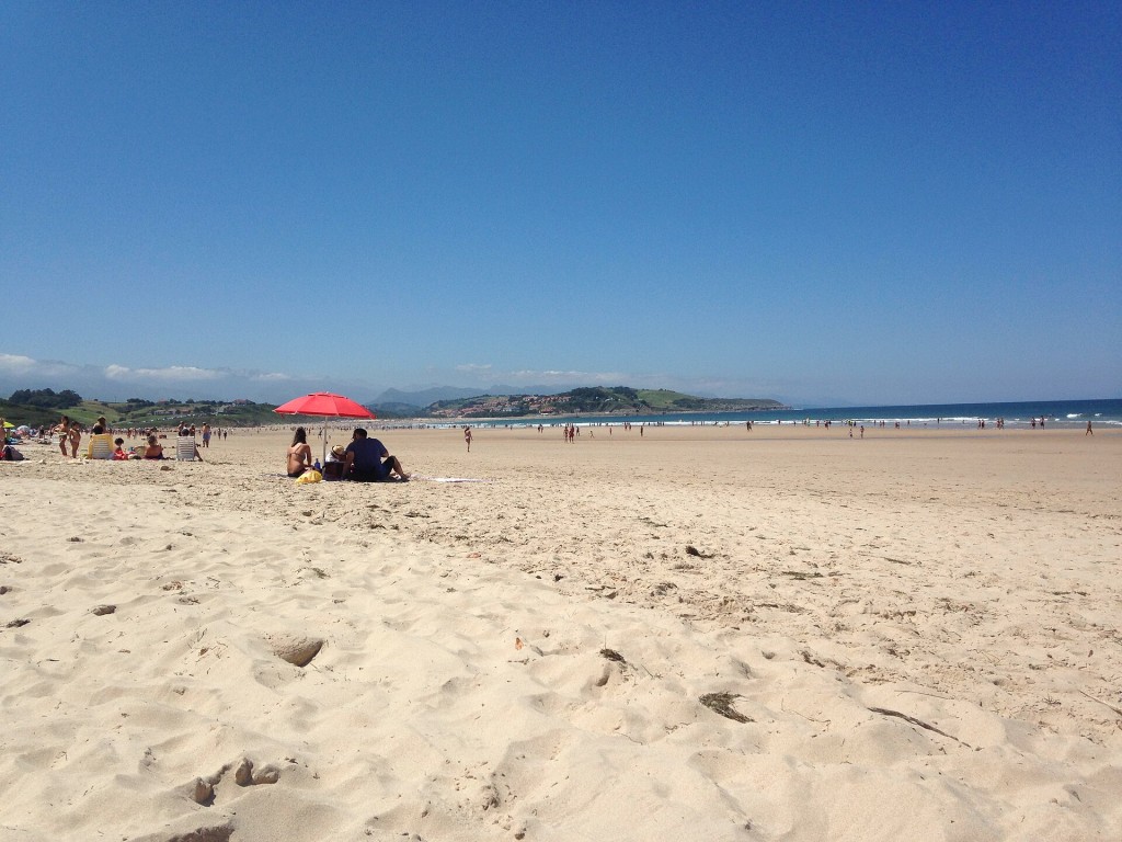 Playa de Gerra, entre prados, en San Vicente de la Barquera