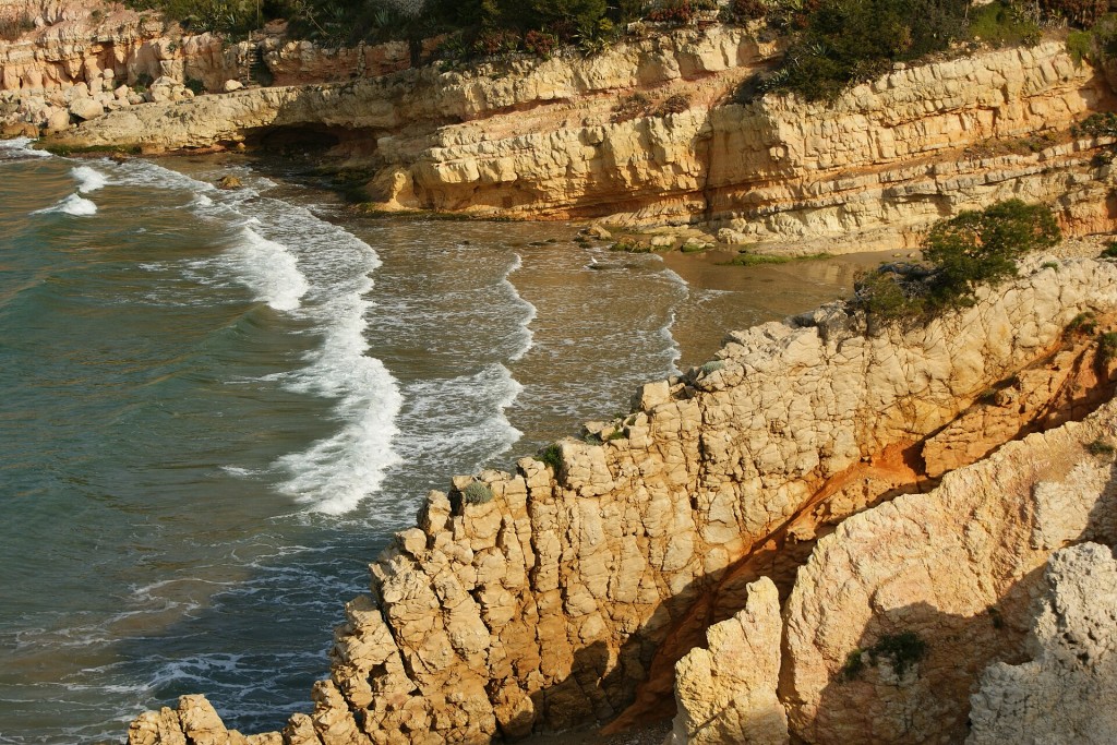 Cala de Penya Tallada, entre rocas y pinos, en Salou