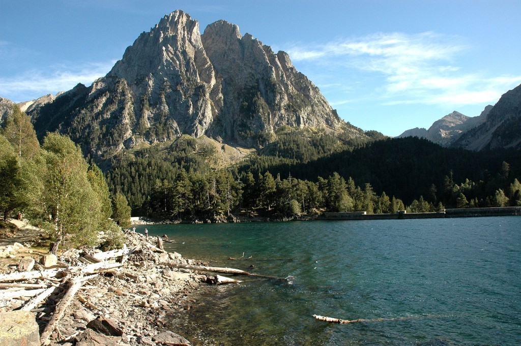 El Estany de Sant Maurici con los Encantats