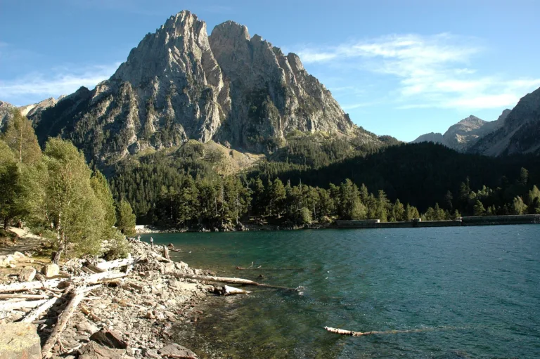 El Estany de Sant Maurici con los Encantats