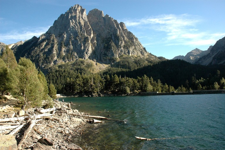 El Estany de Sant Maurici con los Encantats