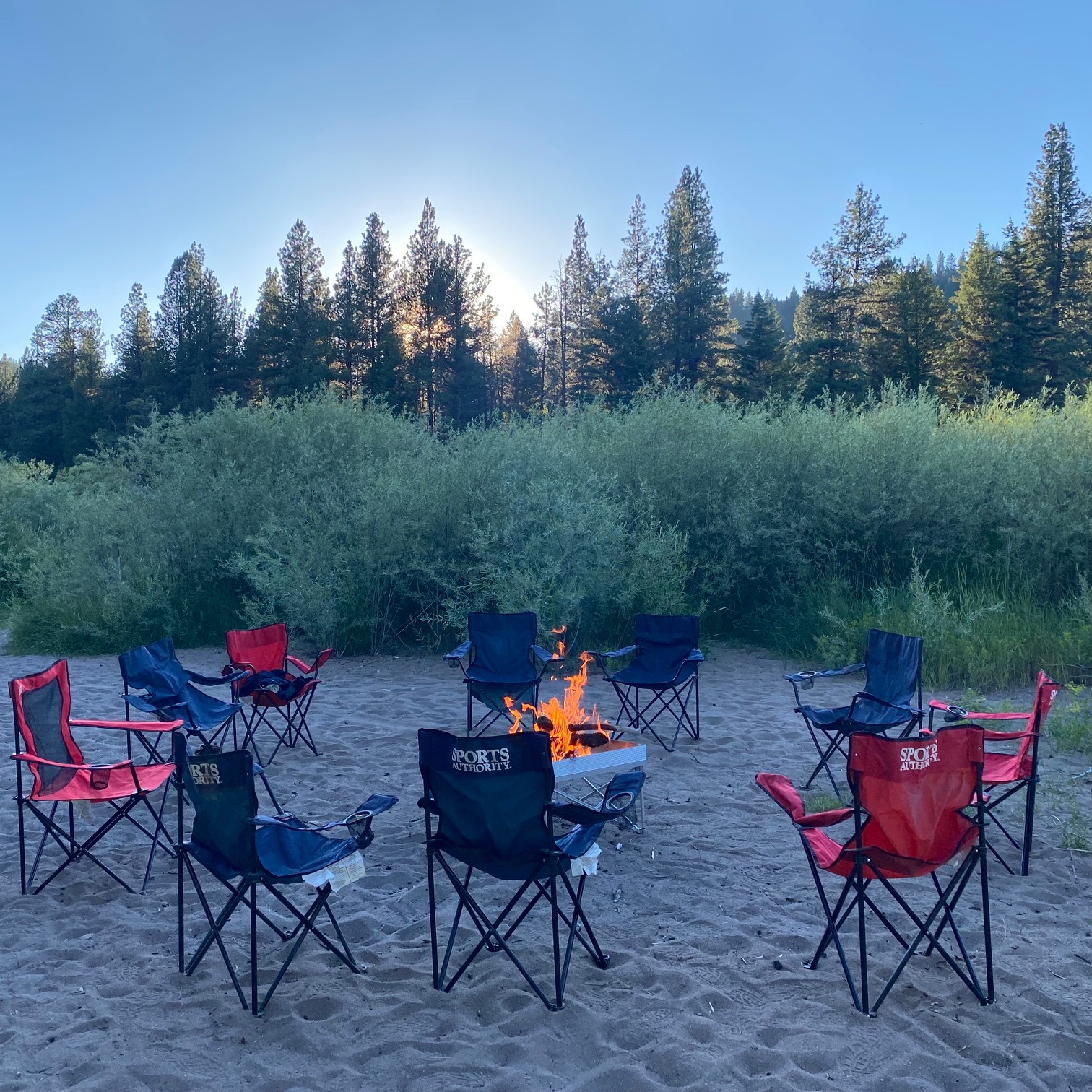 Sillas de camping plegables alrededor de una hoguera