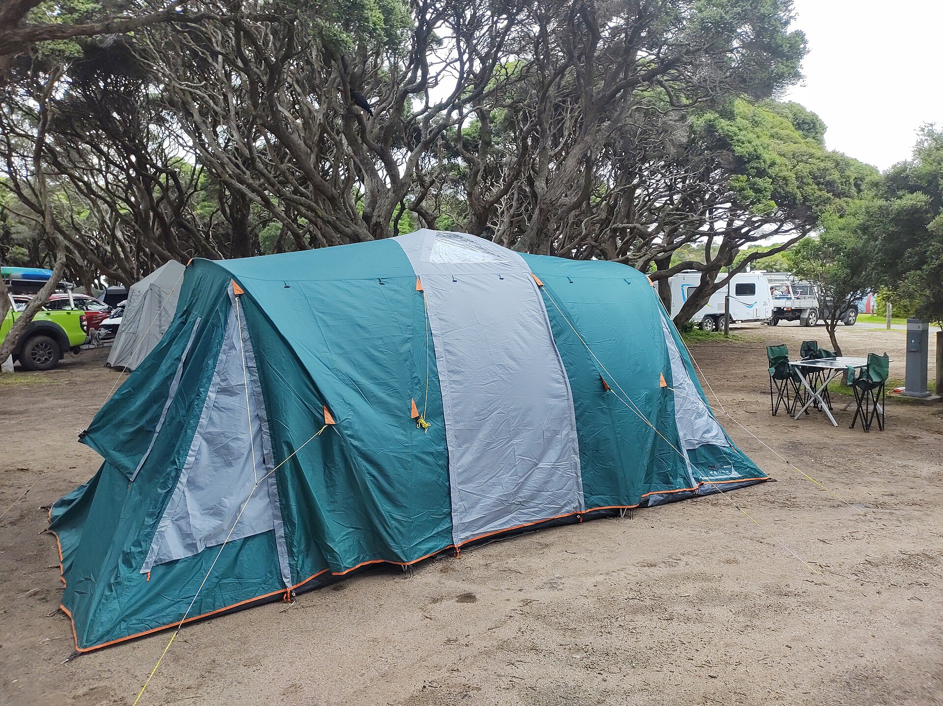 Tienda de campaña familiar montada en un camping