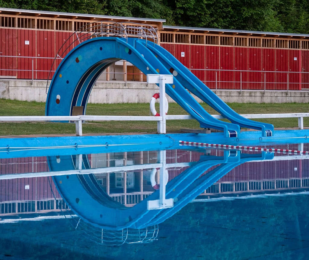 Tobogán acuático en espiral sobre una piscina
