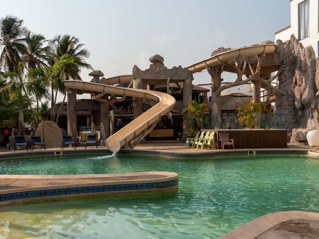 Tobogán acuático de tubo junto a una piscina