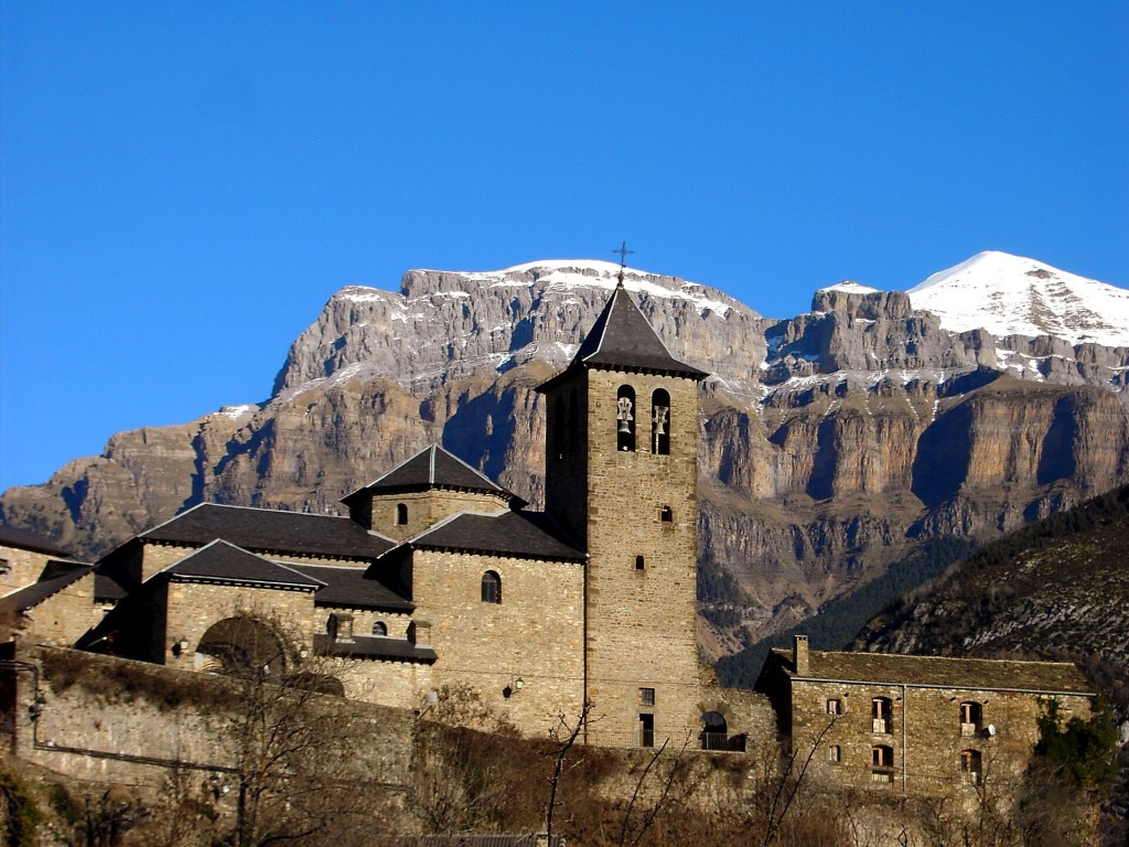 Torla con el Mondarruego al fondo